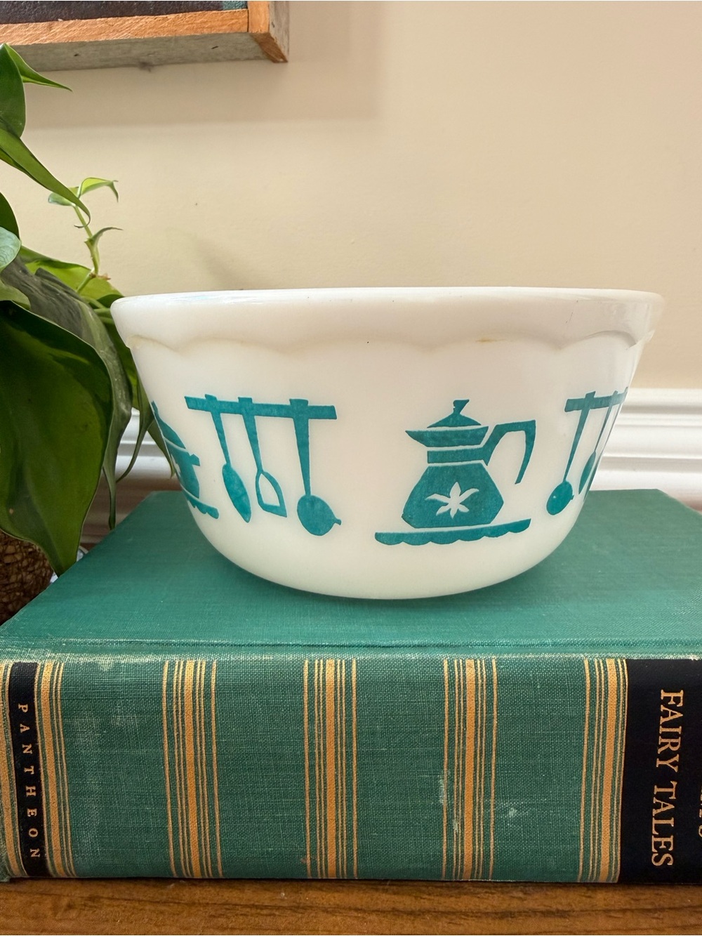 Vintage 1950s HAZEL ATLAS milk glass turquoise/white scallop edge mixing bowl